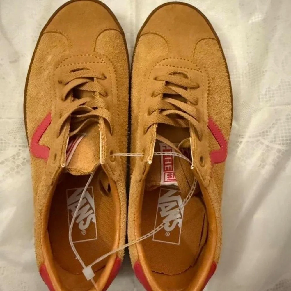 Classic Vans low-top sneakers in a warm brown suede with pink side stripe M 6.5‎
